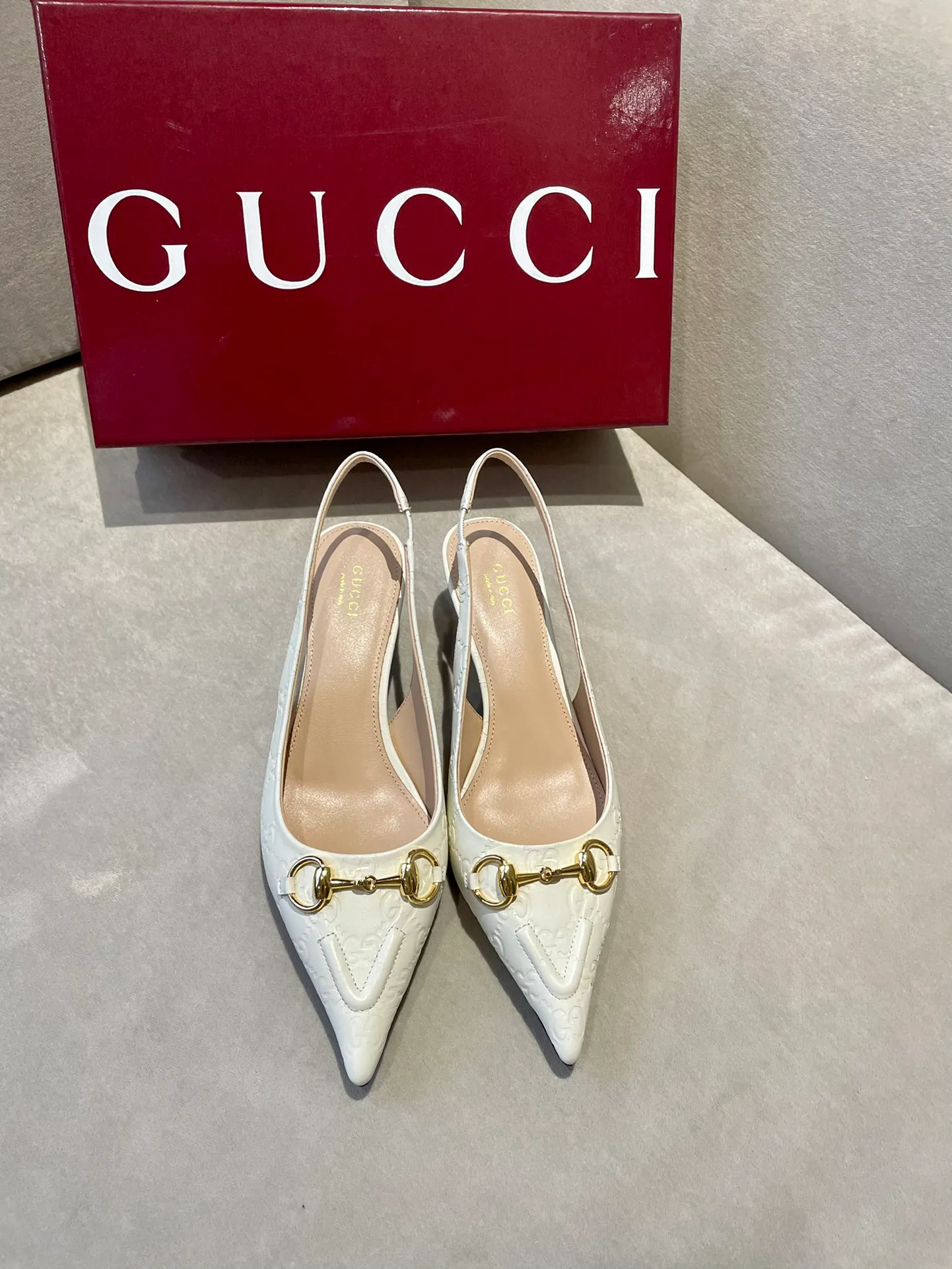 👟👟Ex-factory price 580👟👟 2024 G family’s new GUcc𝐢 horsebit pump sandals with pointed toes, elastic straps and kitten heels complement each other to create a comfortable and fitting design, and the back-lace pumps are the essence of design. Hot-drilling process Upper: Imported high-grade G G canvas Lining/foot pads: Full-grain high-grade lambskin Sole: Italian top-grade genuine leather sole Heel height: 10.5cm Fitting size: 35-42 (40/41/42 custom-made, non-refundable)